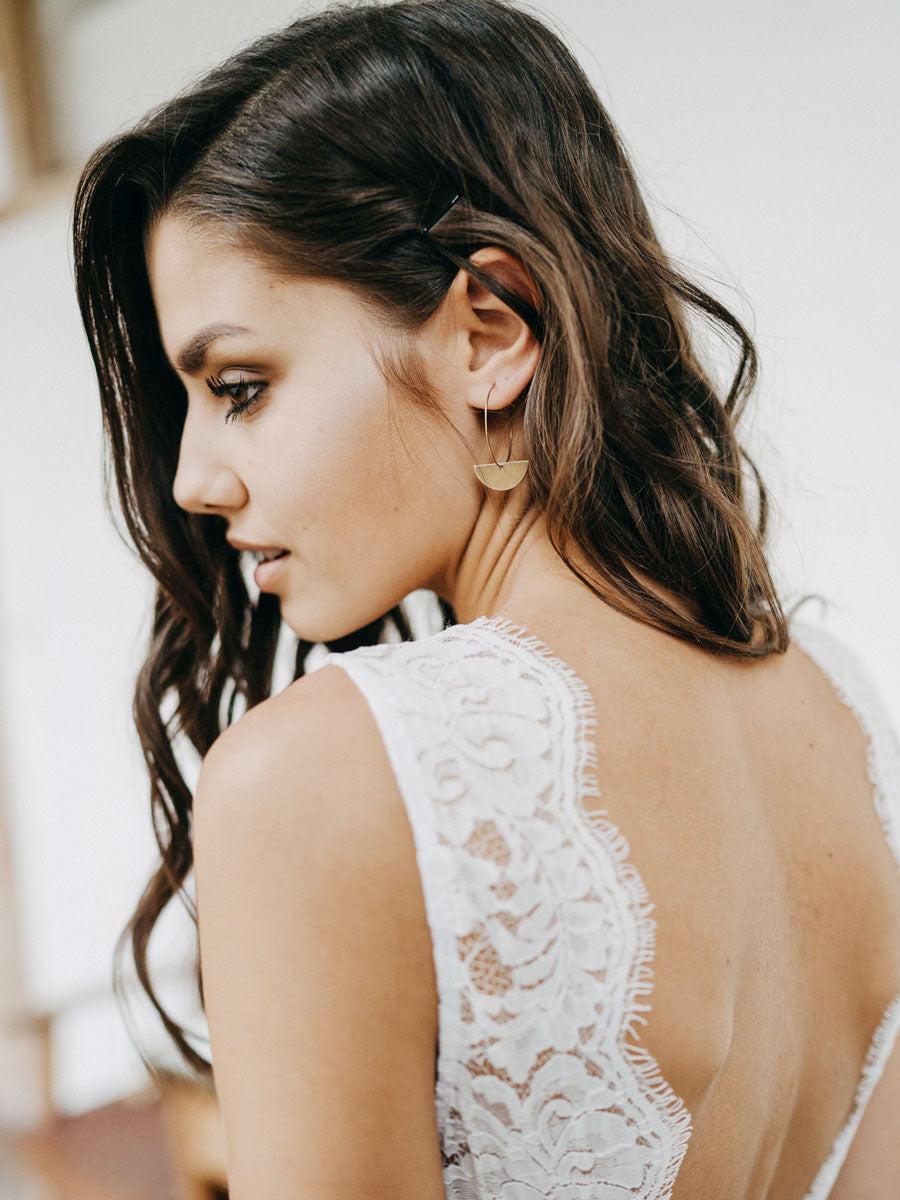 Elegant V Neck Tulle White Lace Sleeveless A-Line Beach Wedding Dresses