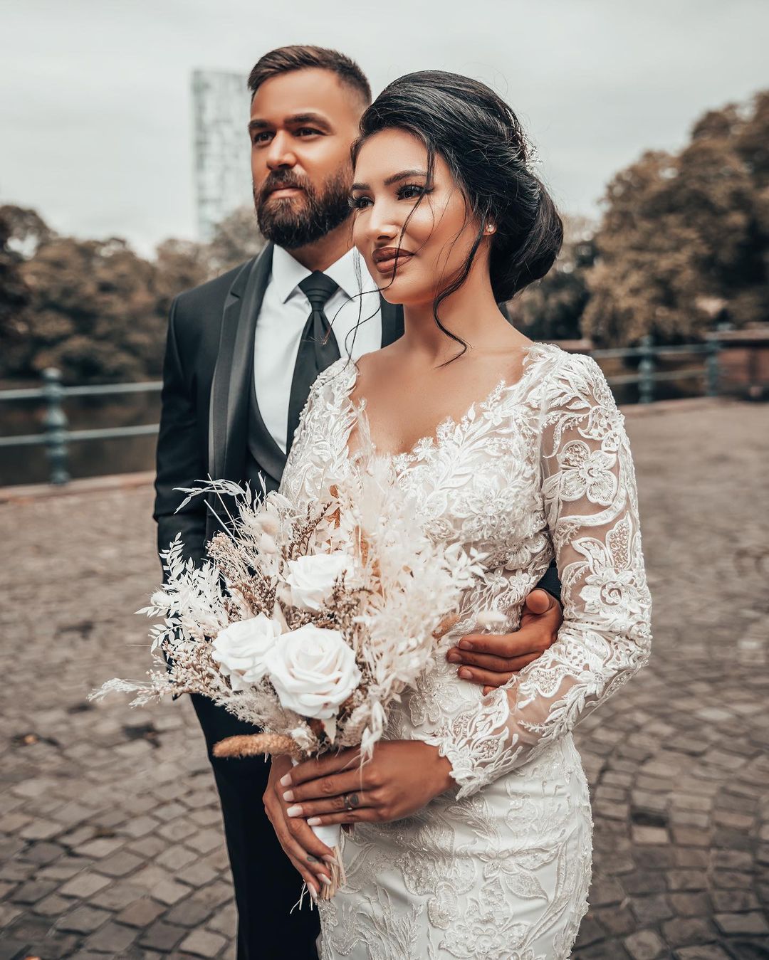 Elegant White Floral Lace Mermaid Spring Beach Wedding Dress Long Sleeves V-Neck Slim Beach Bridal Dresses