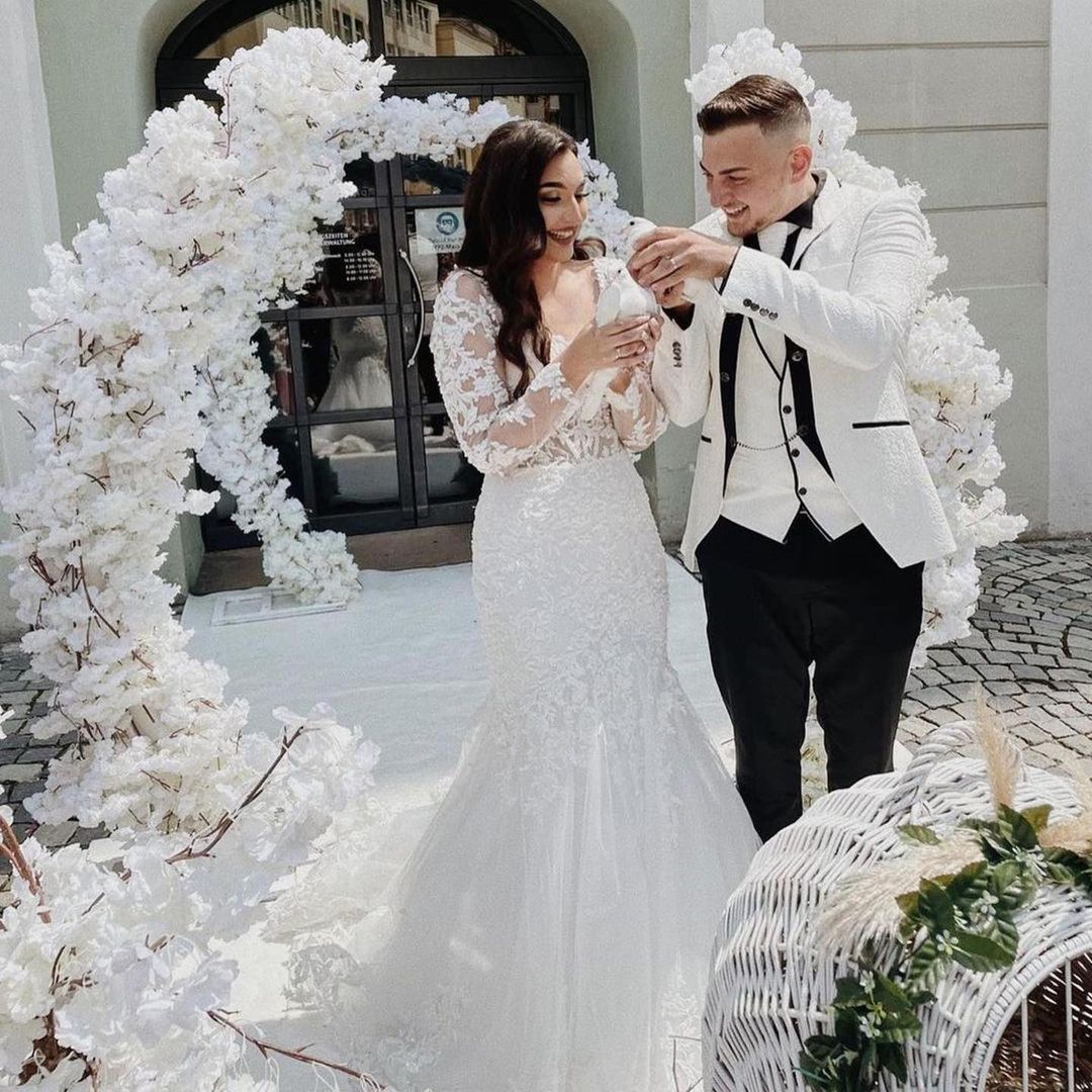 Elegant White Lace Mermaid Bridal Dress with Lace Appliques