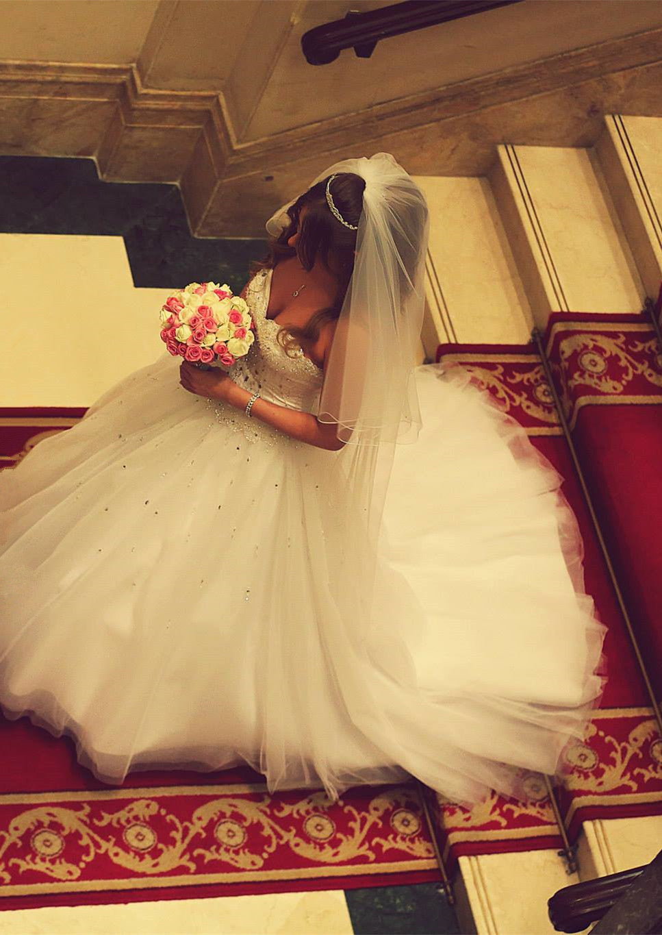 Elegant White Sweetheart Crystal Wedding Dress with Beadings Formal Puffy Floor Length Bridal Gowns