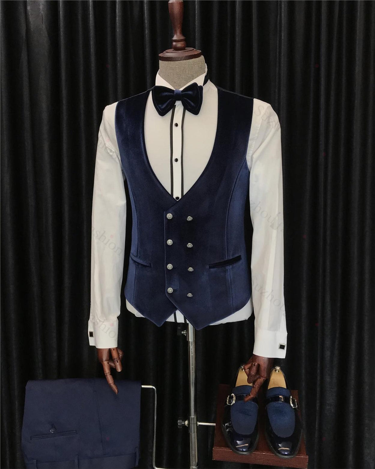 Fancy White 3 Piece Jacquard Wedding Suit with Navy Blue Shawl Lapel