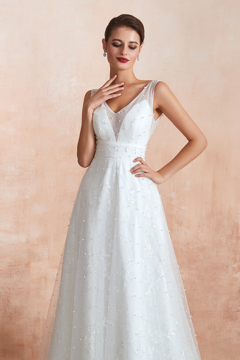 Fantastic V-Neck Sleeveless White Appliques Wedding Dress With Pearls