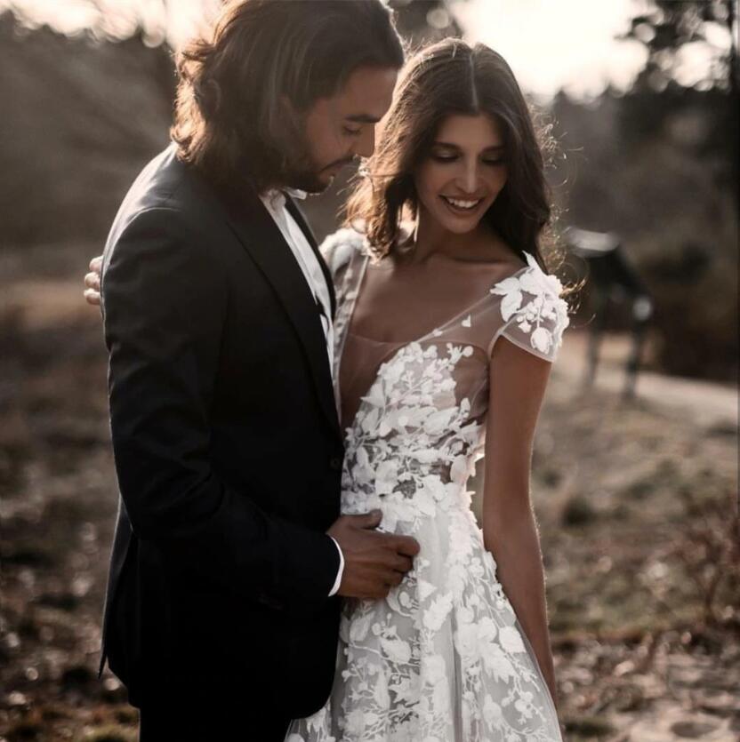 Glamorous Deep V-Neck Beach Wedding Dress Cap Sleeves Tulle Bridal Gowns With Lace Appliques