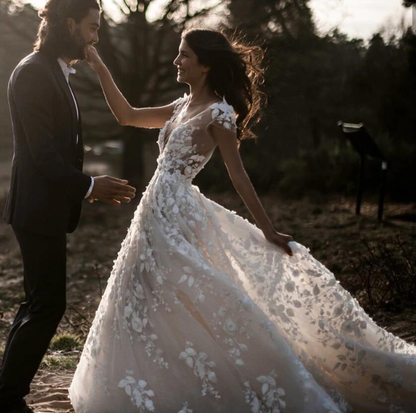 Glamorous Deep V-Neck Beach Wedding Dress Cap Sleeves Tulle Bridal Gowns With Lace Appliques