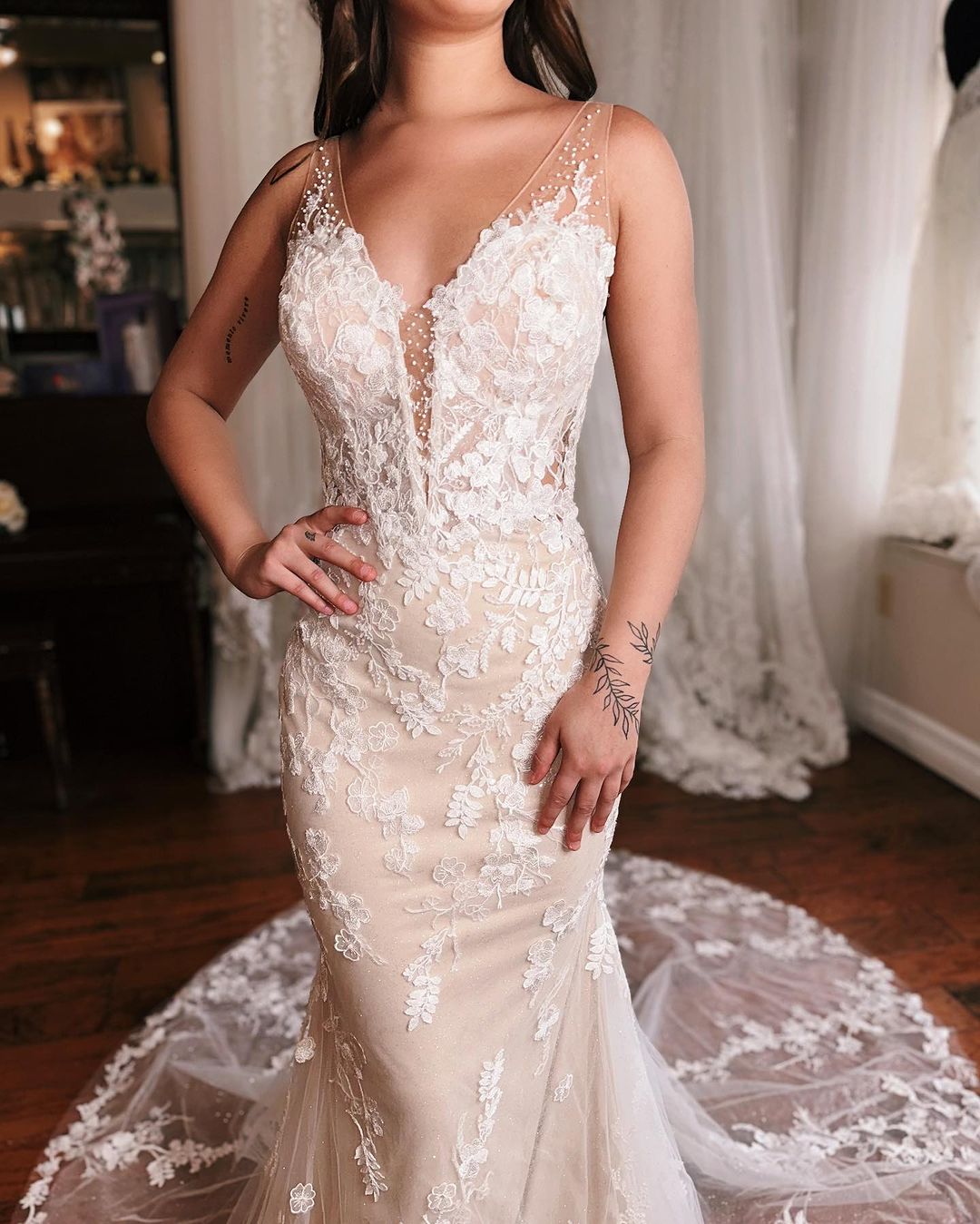 Glamorous Long Mermaid Dress With V-neck Sleeveless Backless Design And Lace Detailing (ZD17490)
