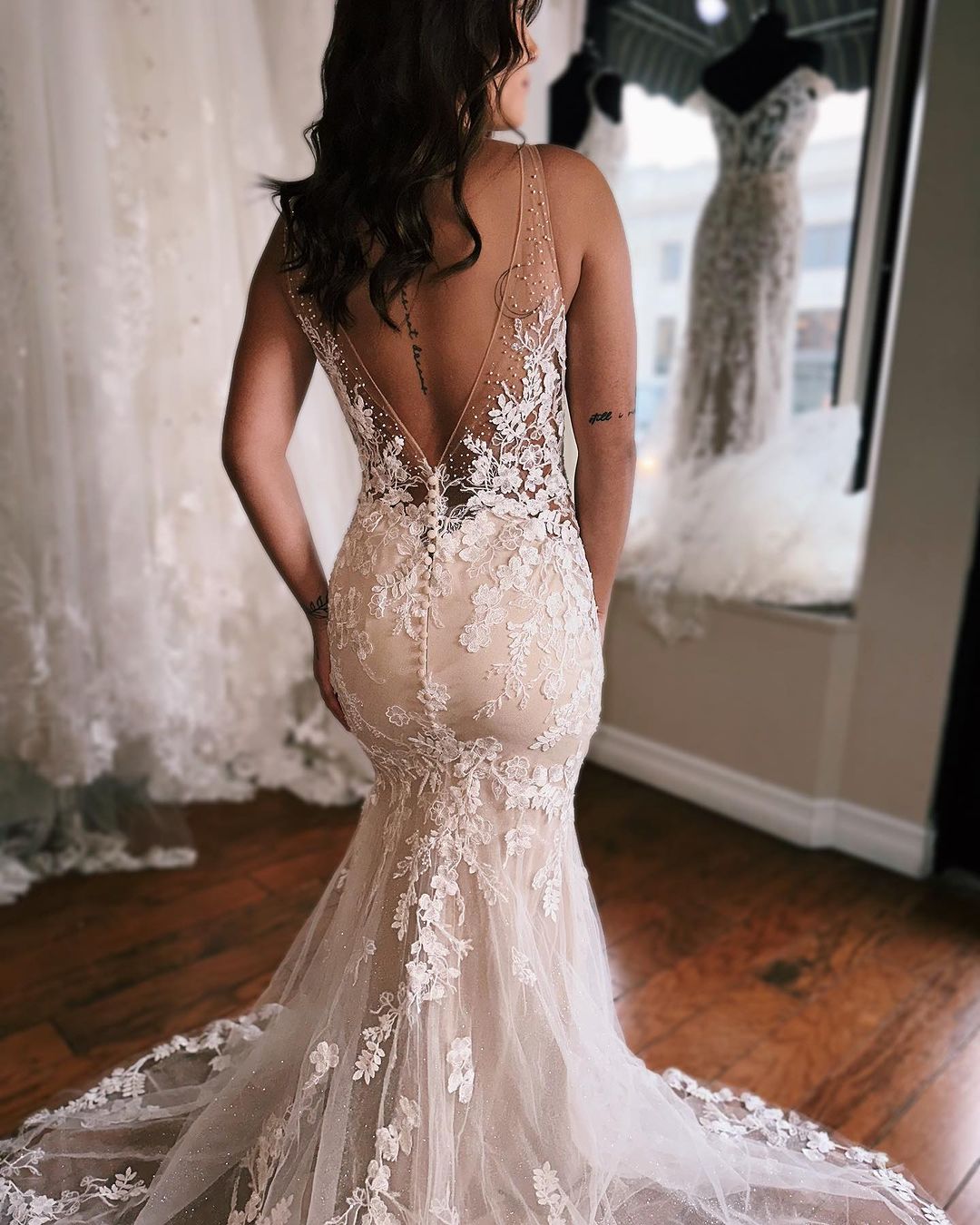 Glamorous Long Mermaid Dress With V-neck Sleeveless Backless Design And Lace Detailing (ZD17490)