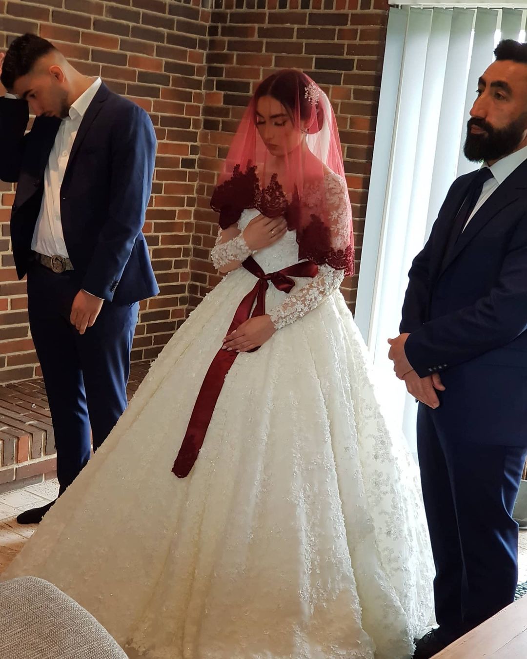 Gorgeous Floral Lace Long Sleeves Bridal Dresses Wedding Dress Aline for Bride