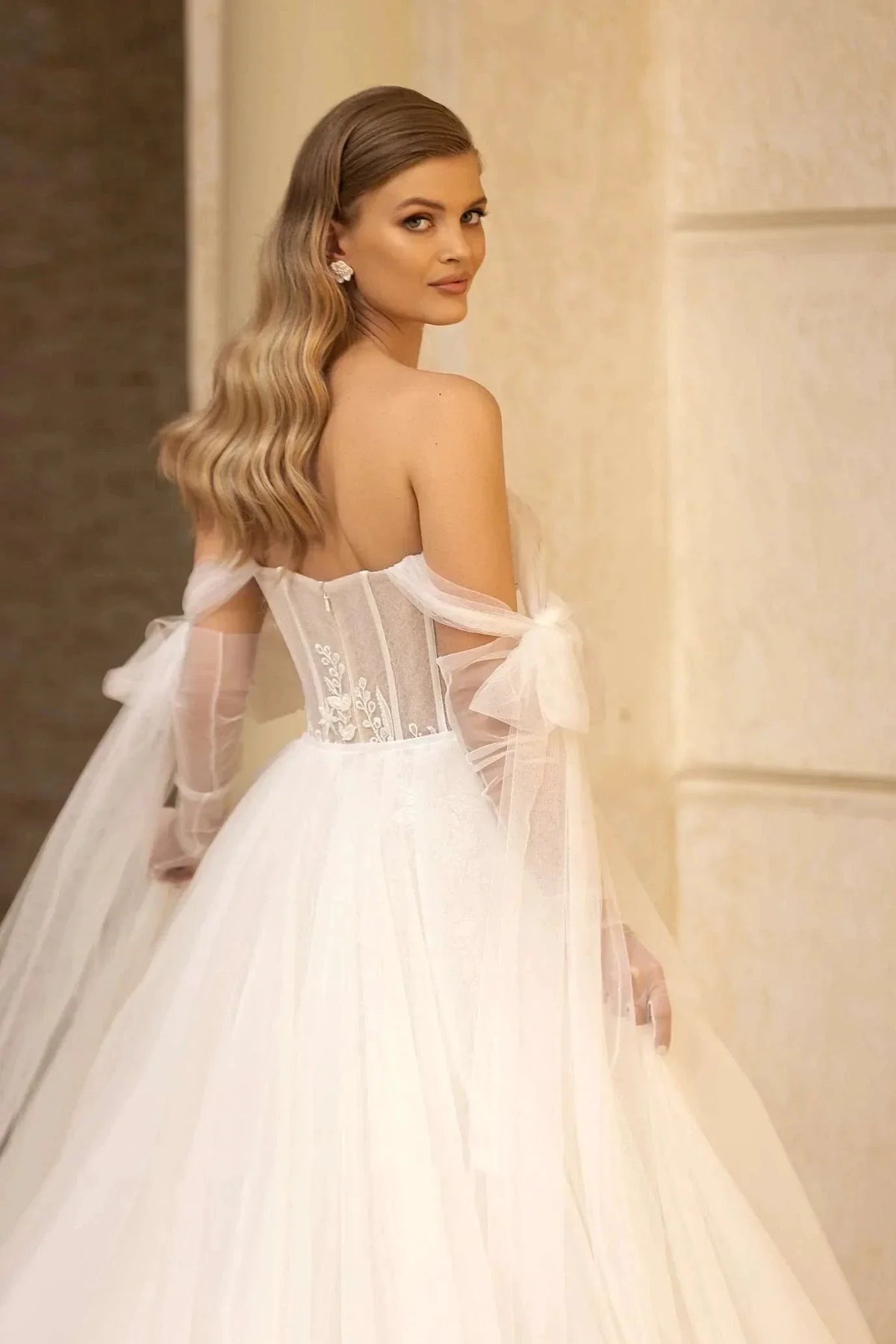 Gorgeous Strapless Detachable Train Lace Appliques V-Neck Wedding Dress Elegant Floral Pattern Tulle Robe De Mariée (ZD13412)