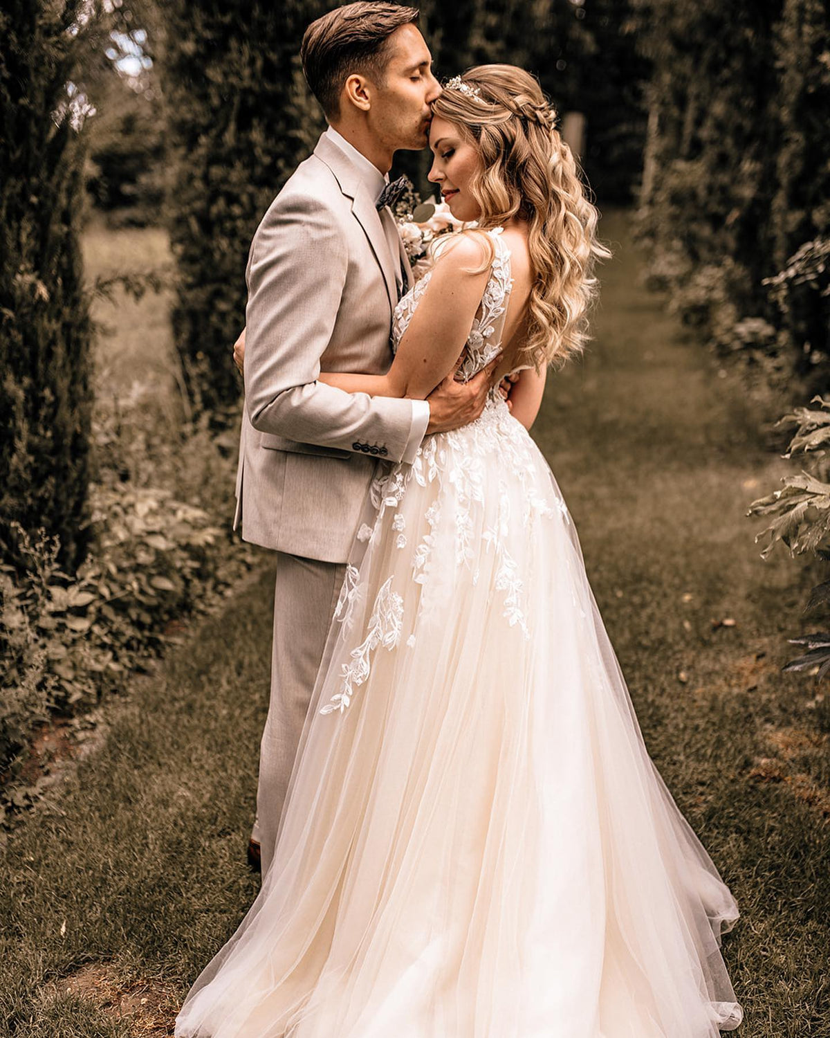 Gorgeous V-Neck Sleeveless A-Line Lace Wedding Dress With Chapel Train