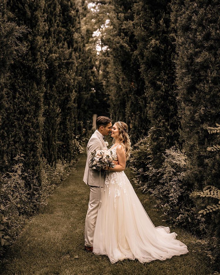 Gorgeous V-Neck Sleeveless A-Line Lace Wedding Dress With Chapel Train