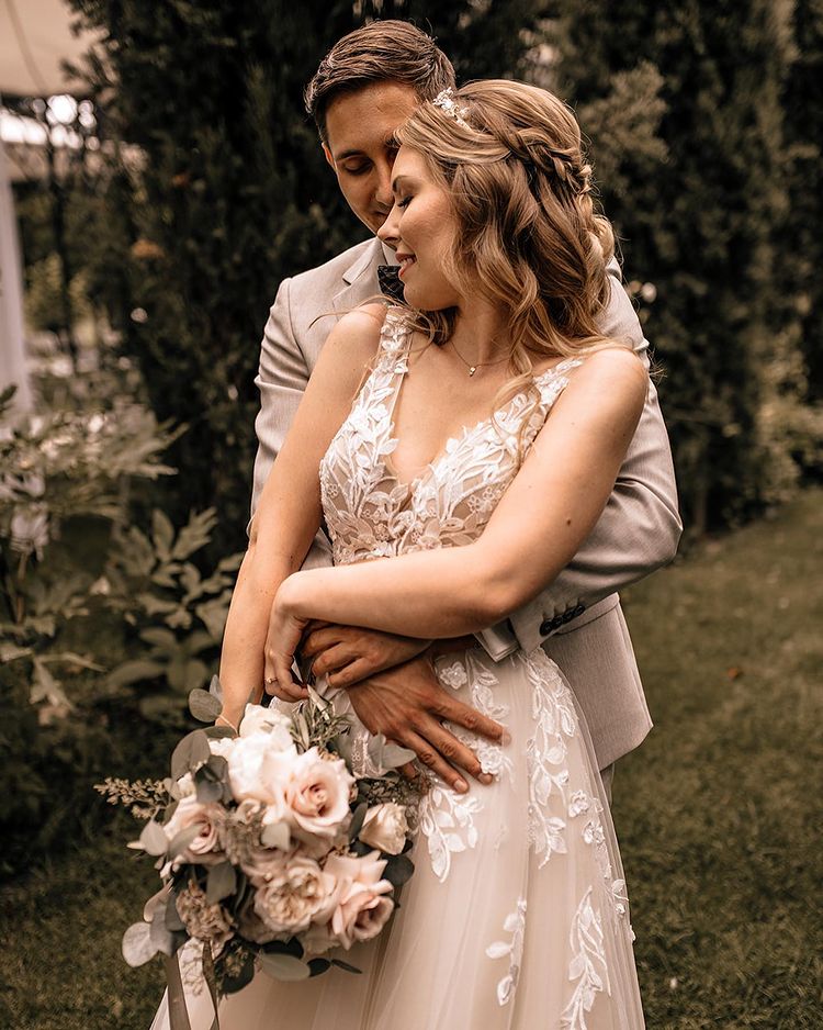 Gorgeous V-Neck Sleeveless A-Line Lace Wedding Dress With Chapel Train