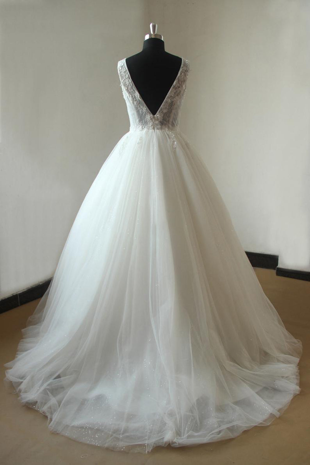 Gorgeous V-neck Sleeveless Appliques Wedding Dress | White Ball Gown Tulle Bridal Gowns