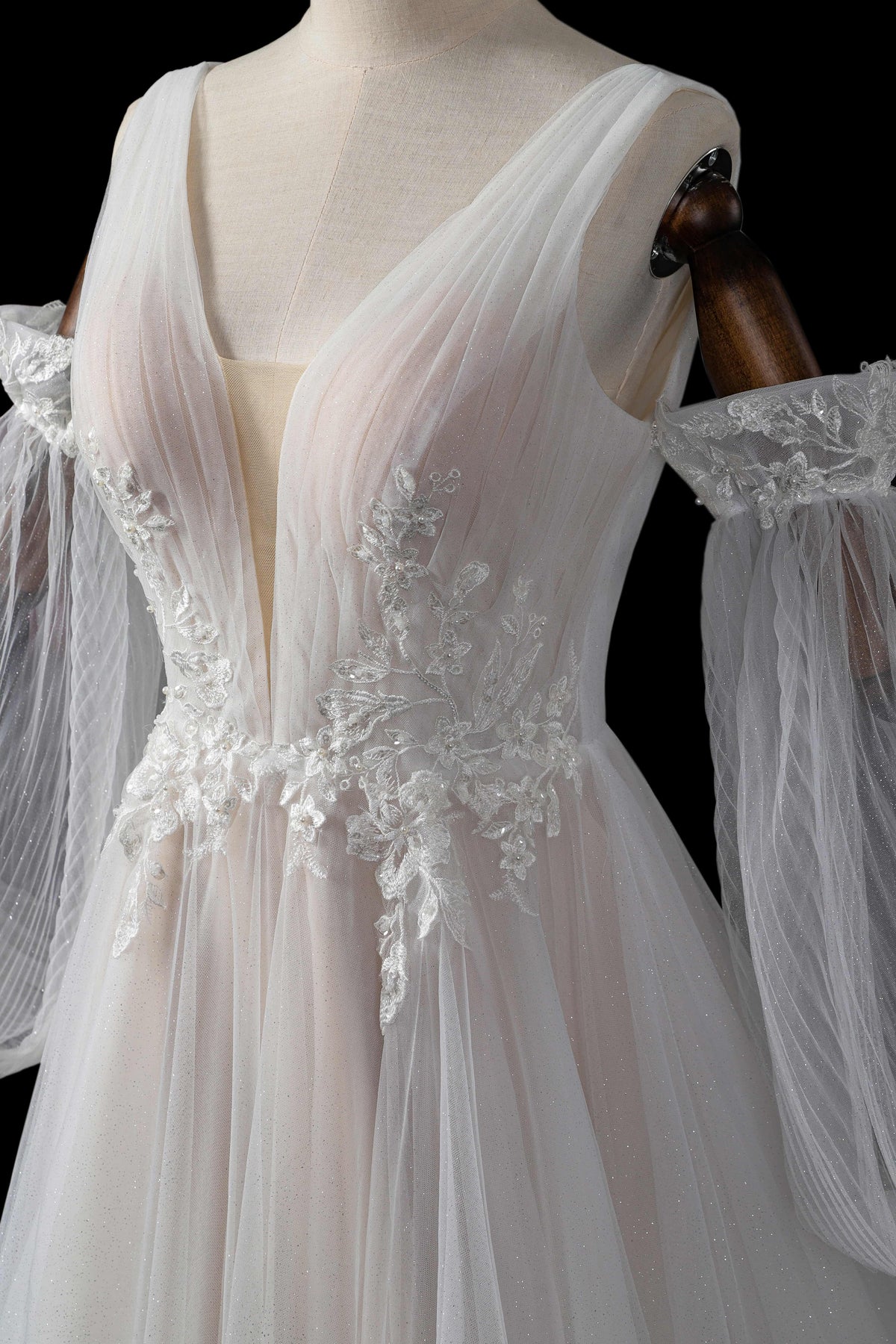Elegant Ivory V-Neck Detachable Puff Sleeve Lace Tulle Wedding Dress with Train ZP062