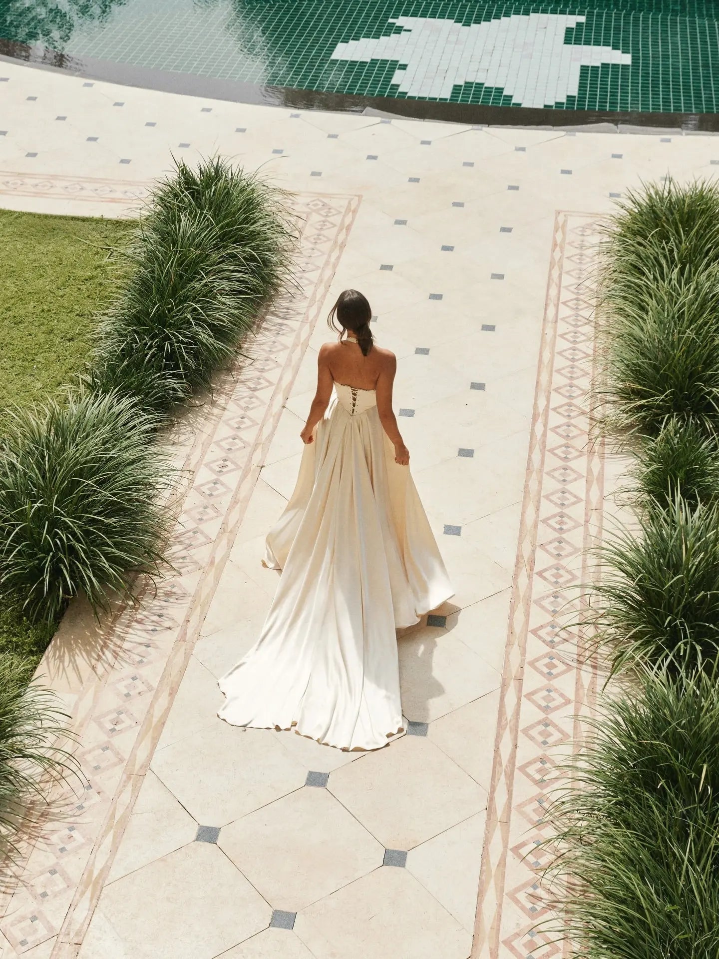 Luxury Spaghetti Strap V-Neck Lace Satin A-Line Wedding Dress with Veil ZP040
