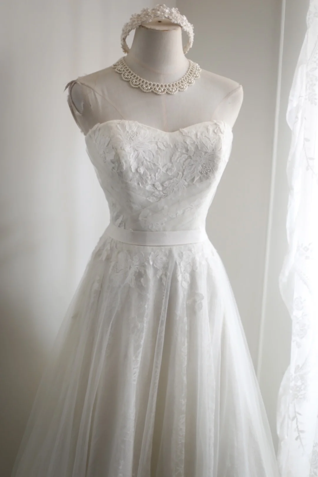 Pretty Off The Shoulder White Tulle Appliques Long Wedding Dress