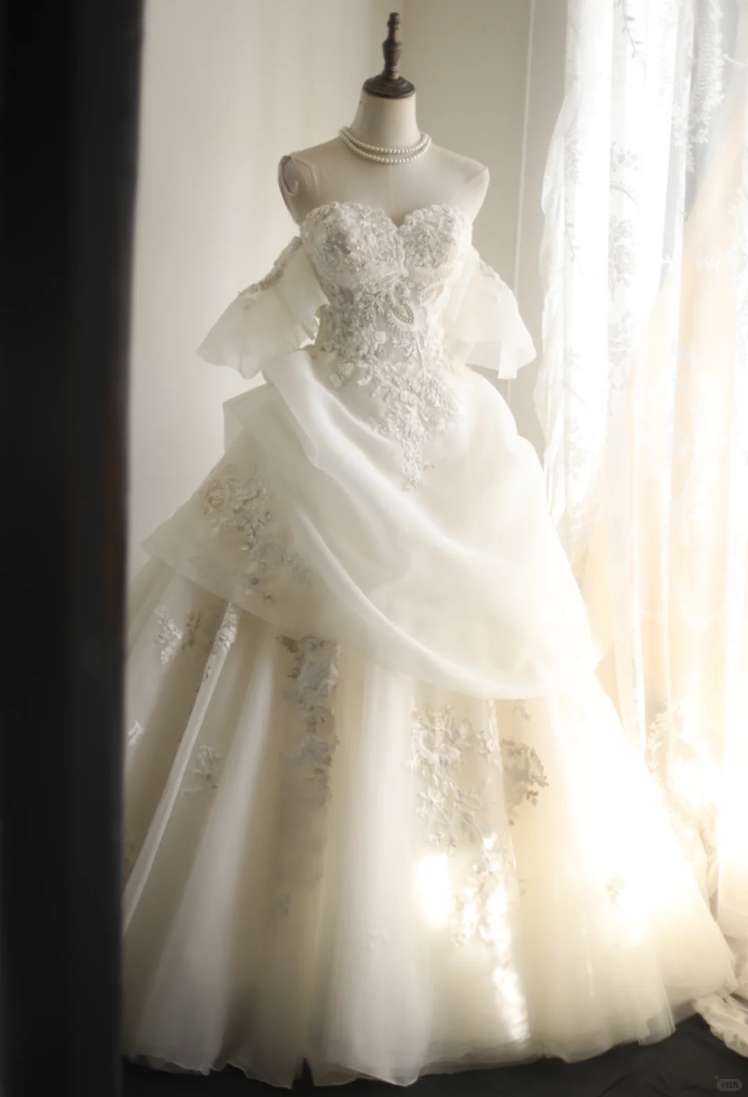 Pretty Off The Shoulder White Tulle Appliques Long Wedding Dress