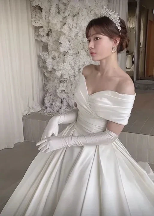 Vintage Style Elegant Satin Wedding Dress with Train (ZD13659)