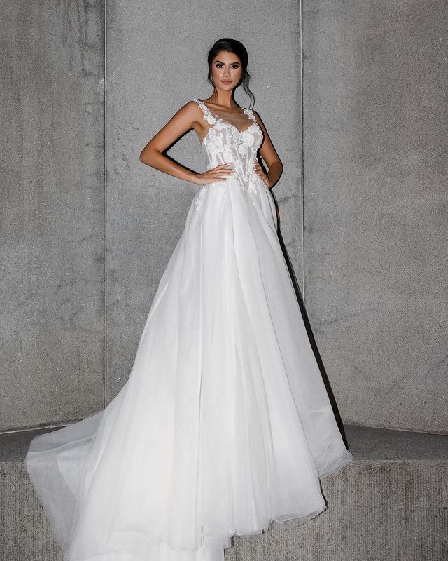 Modern Elegant A-line Appliques Tulle Beach Wedding Dresses with Lace