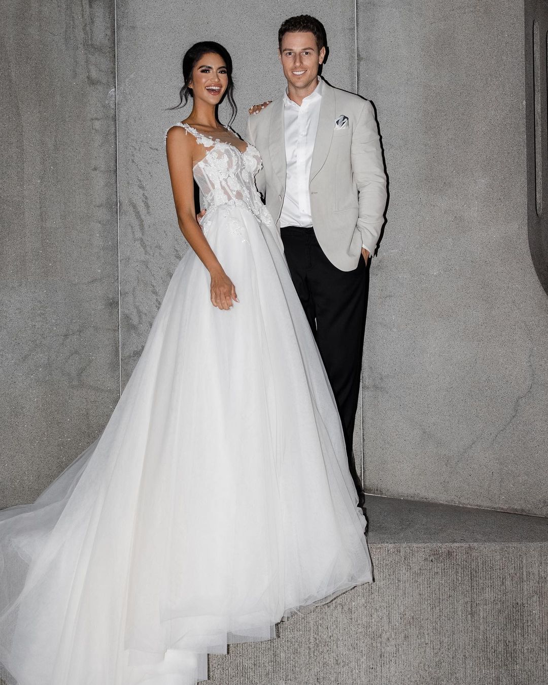 Modern Elegant A-line Appliques Tulle Beach Wedding Dresses with Lace