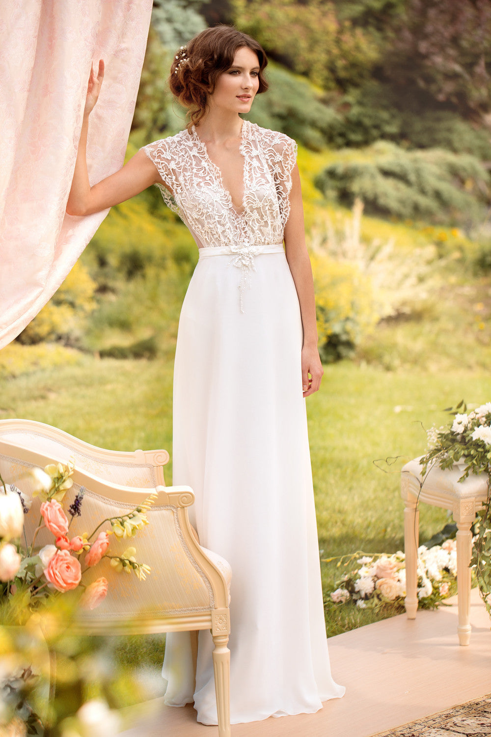 New Arrival Deep V-Neck Lace Bridal Gown Floor Length Boeknot Beach Wedding Dress