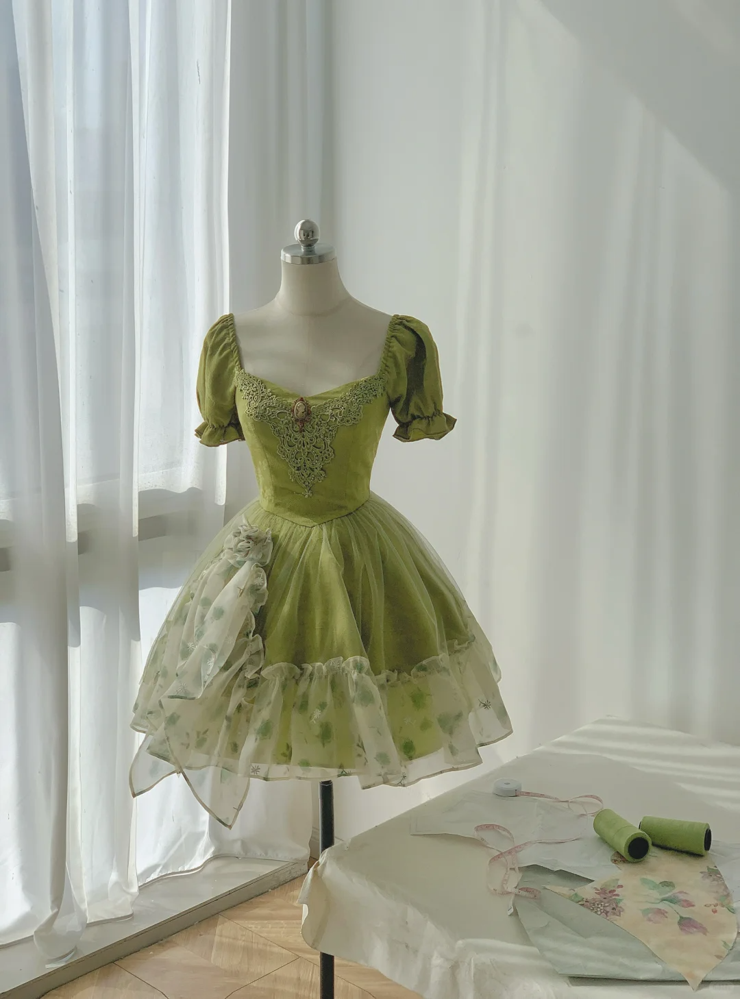 Classy Green Satin Lace Appliques Ruffles A Line Graduation Homecoming Dress 17th Birthday Outfits