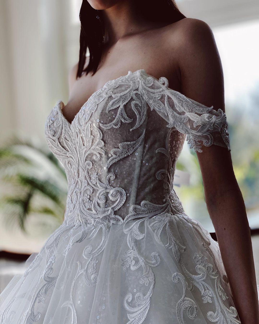 Off The Shoulder Tulle White Appliques Zipper Wedding Dresses Long
