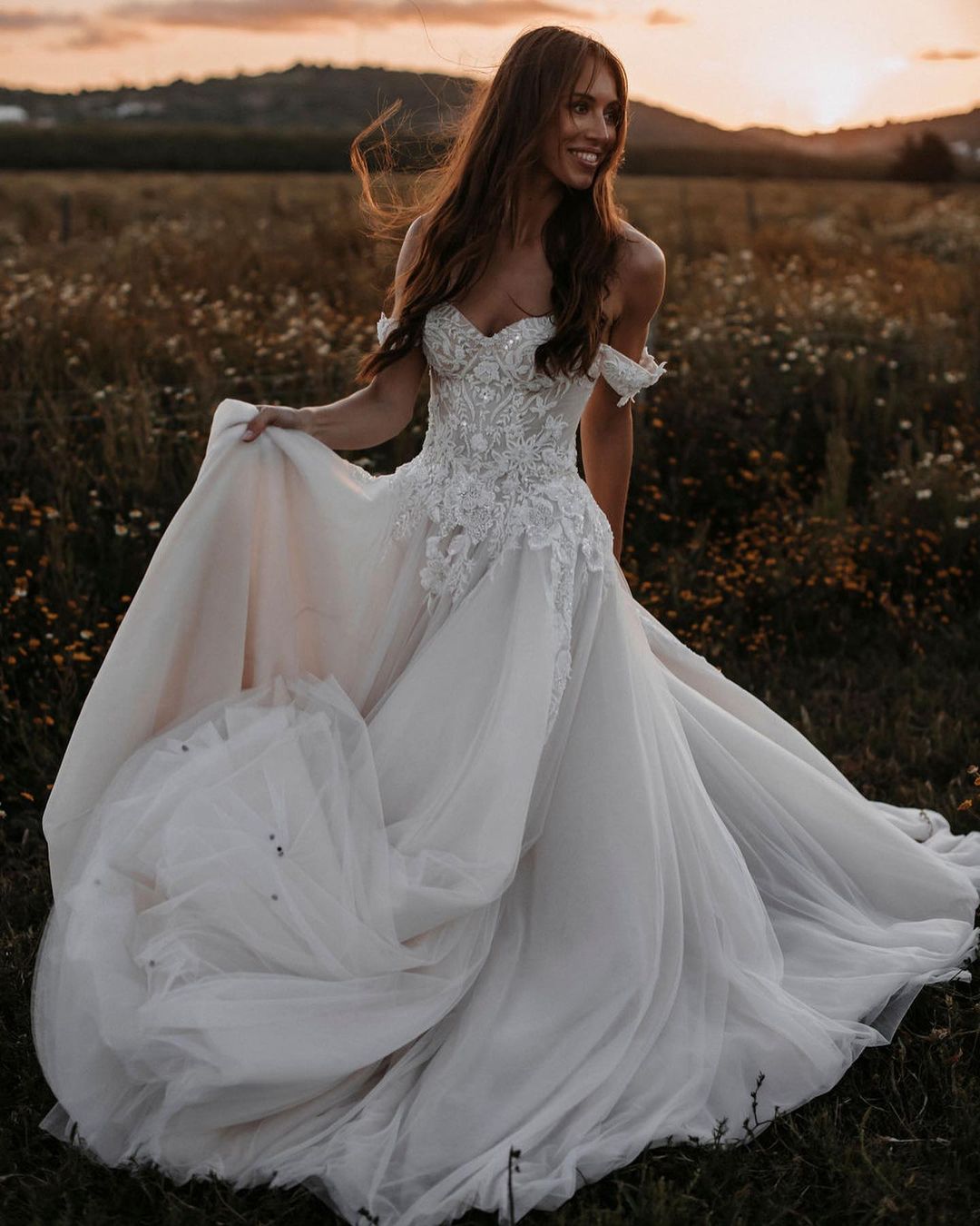 Off-the-Shoulder Sweetheart Floral Lace Beach Wedding Dress Tulle Sweetheart Beach Bridal Dress