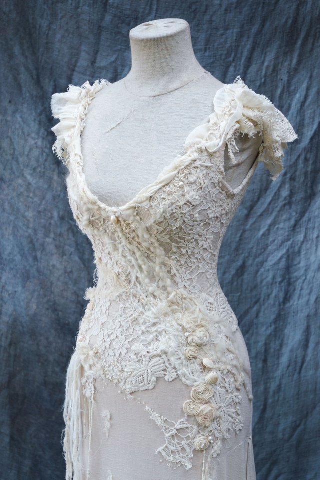 Vintage Off-white Slim-fit Trailing V-neck 3D Floral Lace Long Prom Dress Wedding Dress - View 3 | VelvetHem