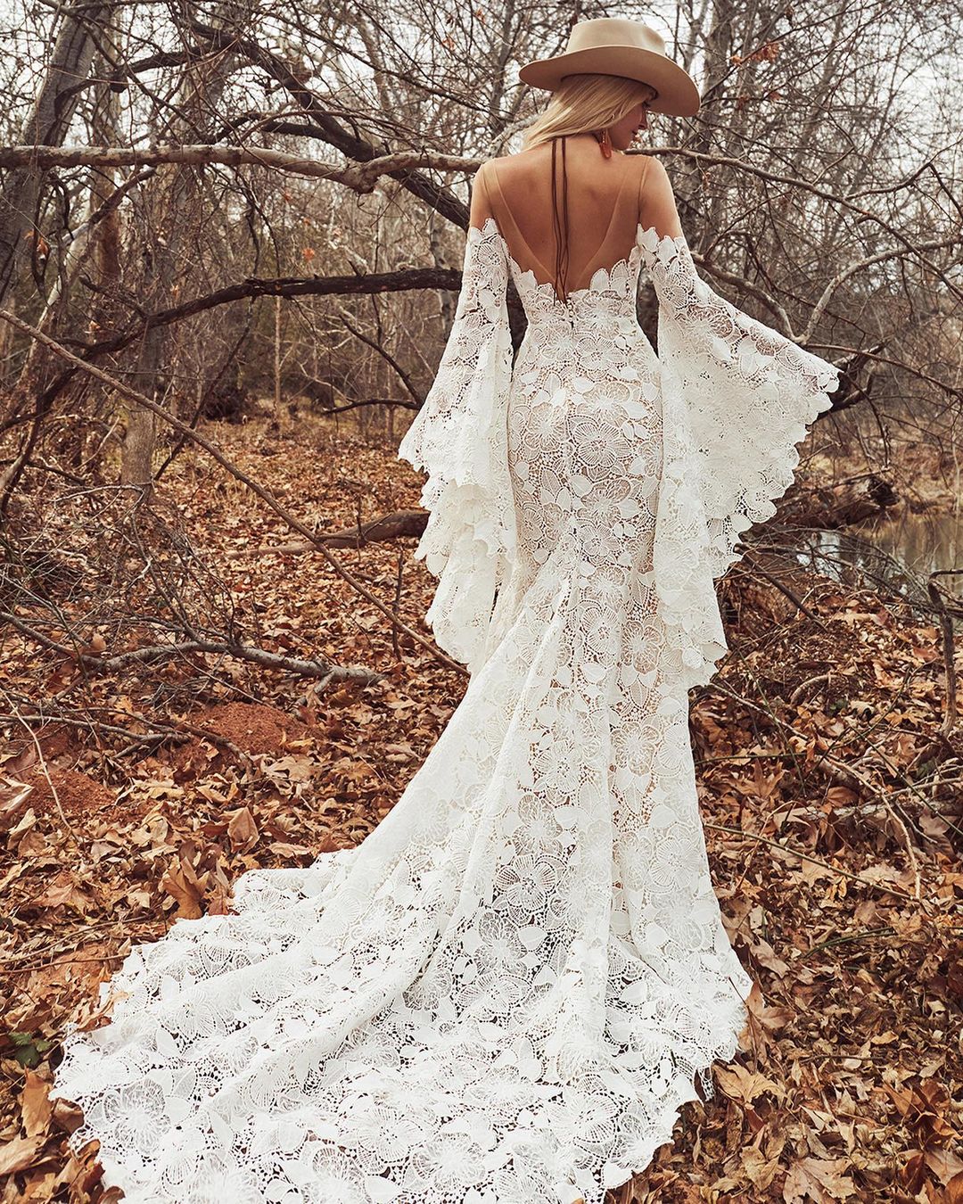 Trumpet/Mermaid Sweetheart Open Back Applique Lace Wedding Dress with Bell Sleeves