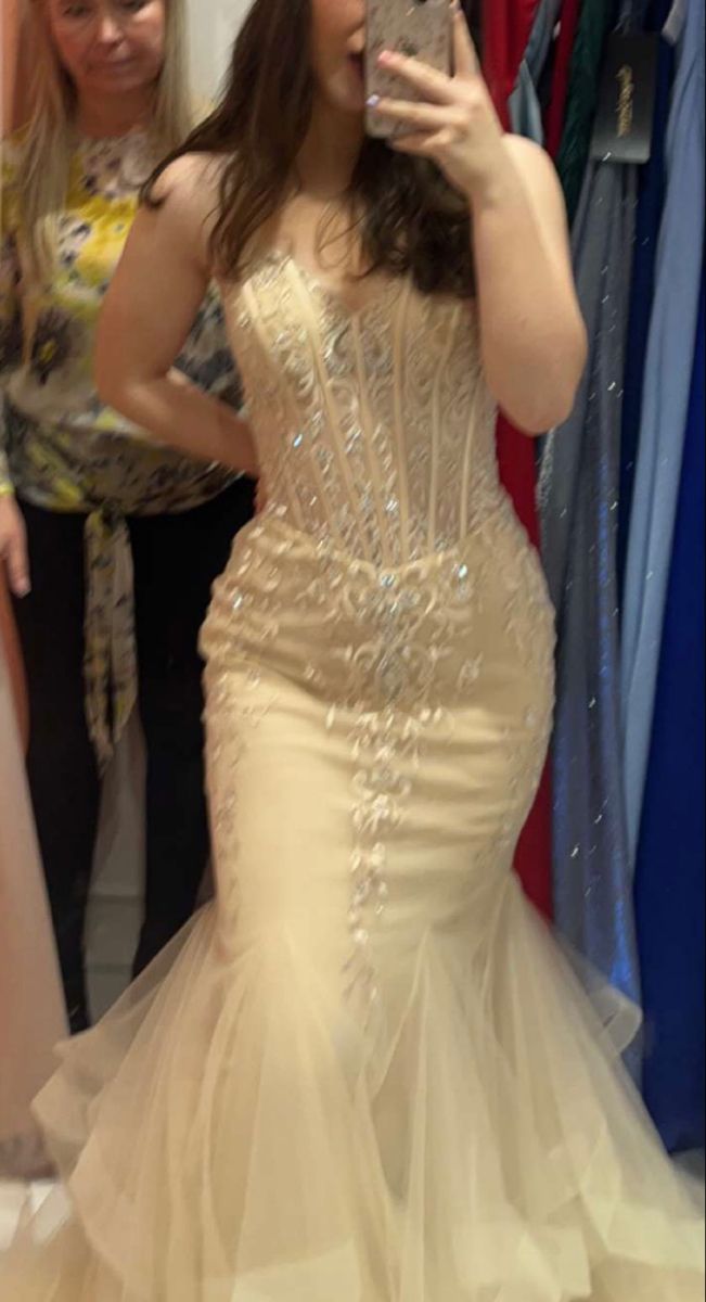 Elegant Pale Yellow Mermaid V-neck Embroidered Tulle Train Prom Dress Evening Dress - View 3 | VelvetHem