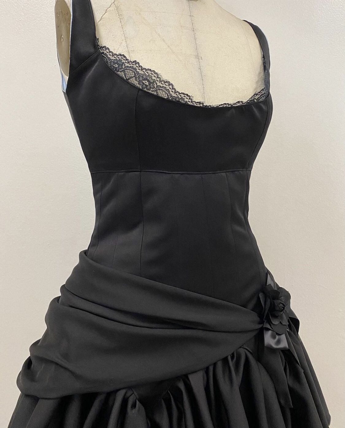Elegant Black Lace-trimmed A-line Satin Birthday Party Homecoming Dress With Tie-back - View 3 | VelvetHem