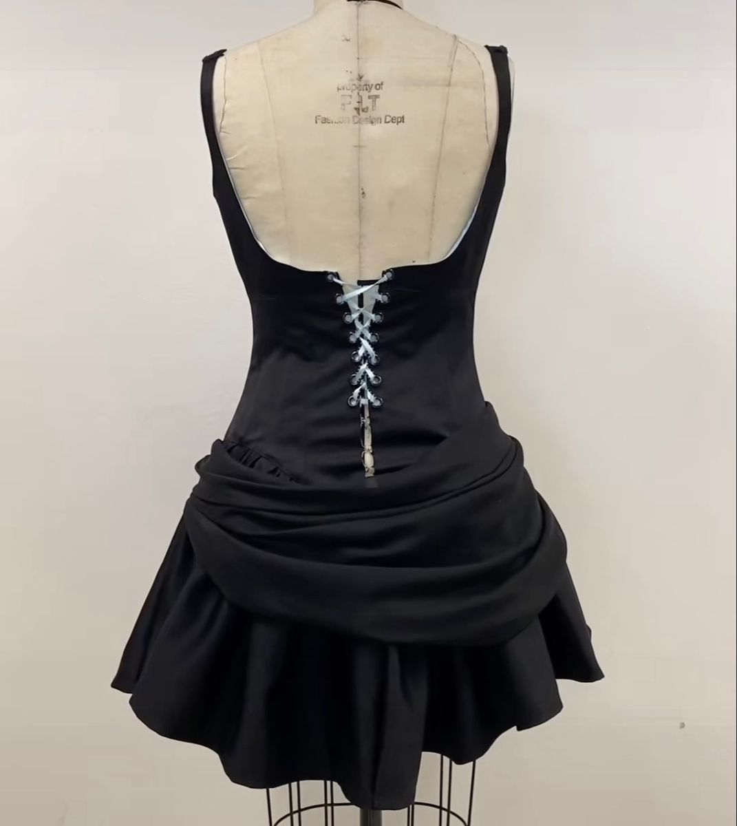 Elegant Black Lace-trimmed A-line Satin Birthday Party Homecoming Dress With Tie-back - View 4 | VelvetHem