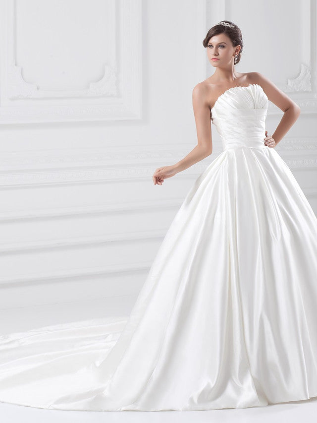 Plus Size Ball Gown Wedding Dress Strapless Satin Strapless Bridal Gowns with Court Train