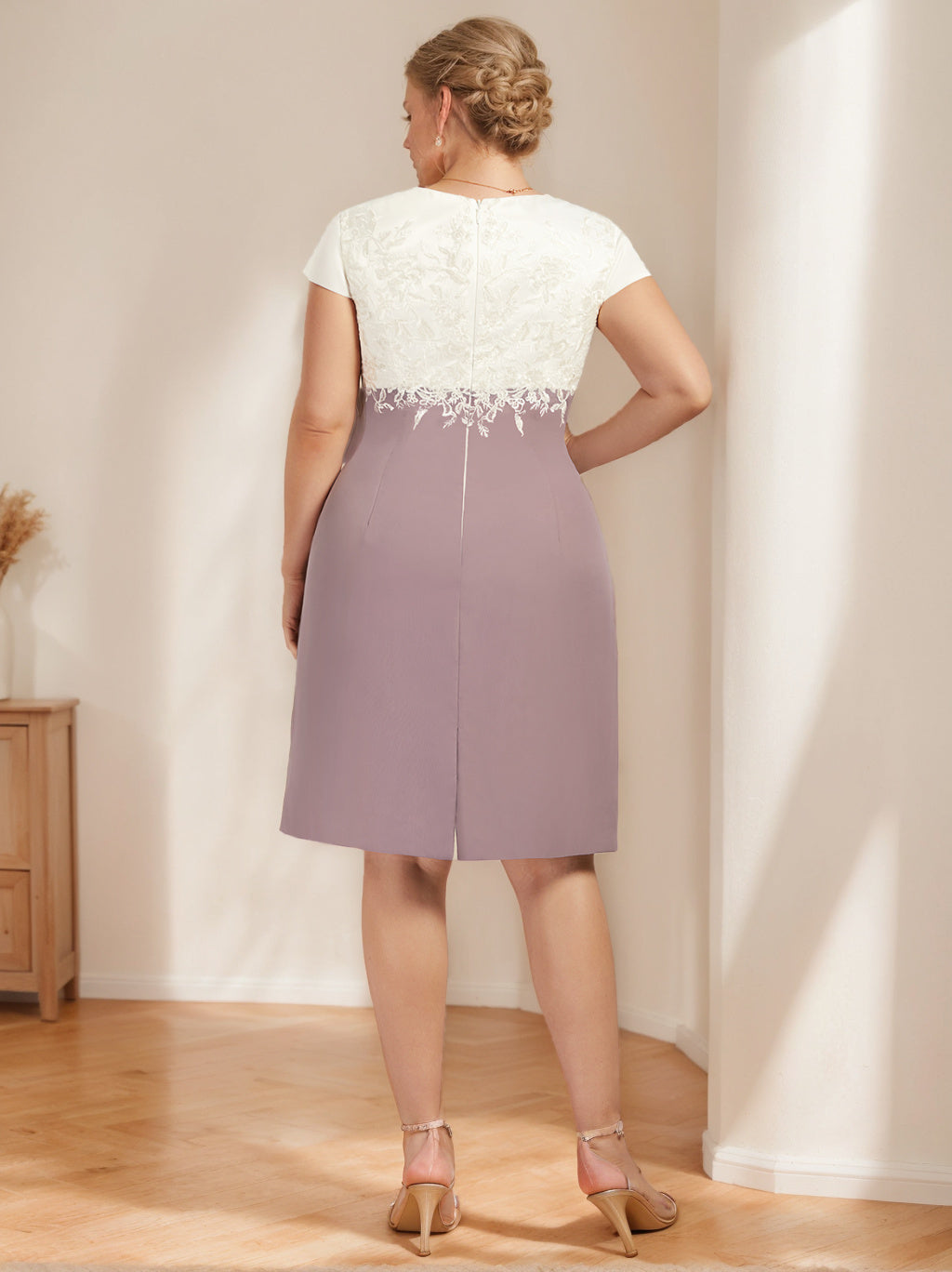 Plus Size Knee Length Mother of the Bride A Line Dress with V Neck and Lace Appliques