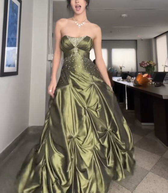 Long Green Satin Sleeveless Party Dress Formal Gown - VelvetHem