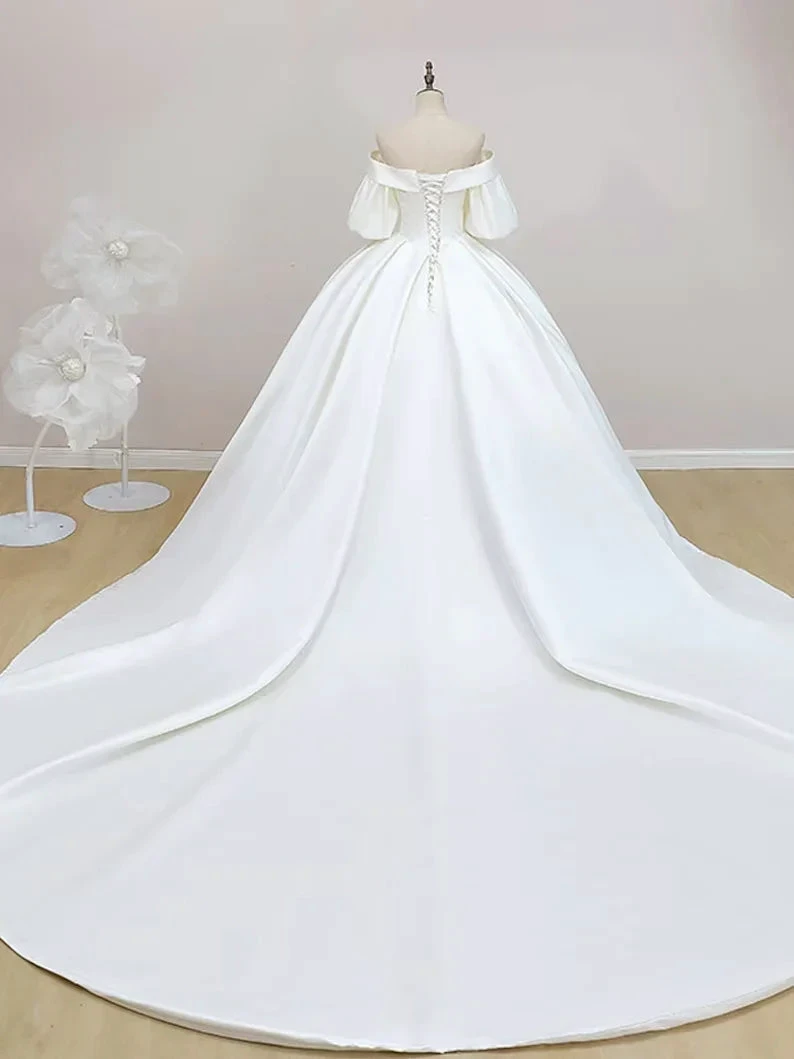 Simple Off-Shoulder Short Sleeves Wedding Dress Satin Chapel Train Ball Gown Bridal Dress (ZD13629)