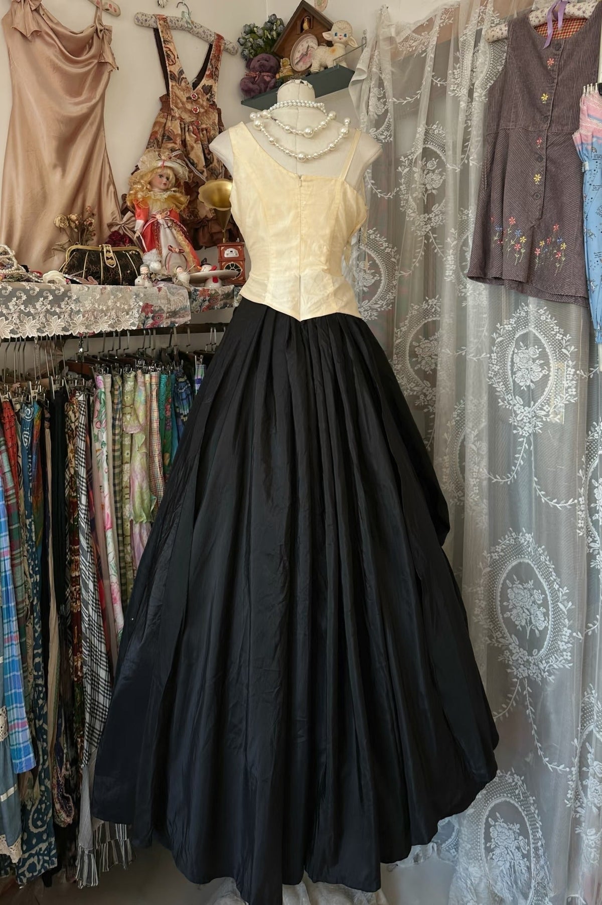 Vintage Ball Gown Sleeveless Long Black Evening Dress Prom Dresses - View 3 | VelvetHem