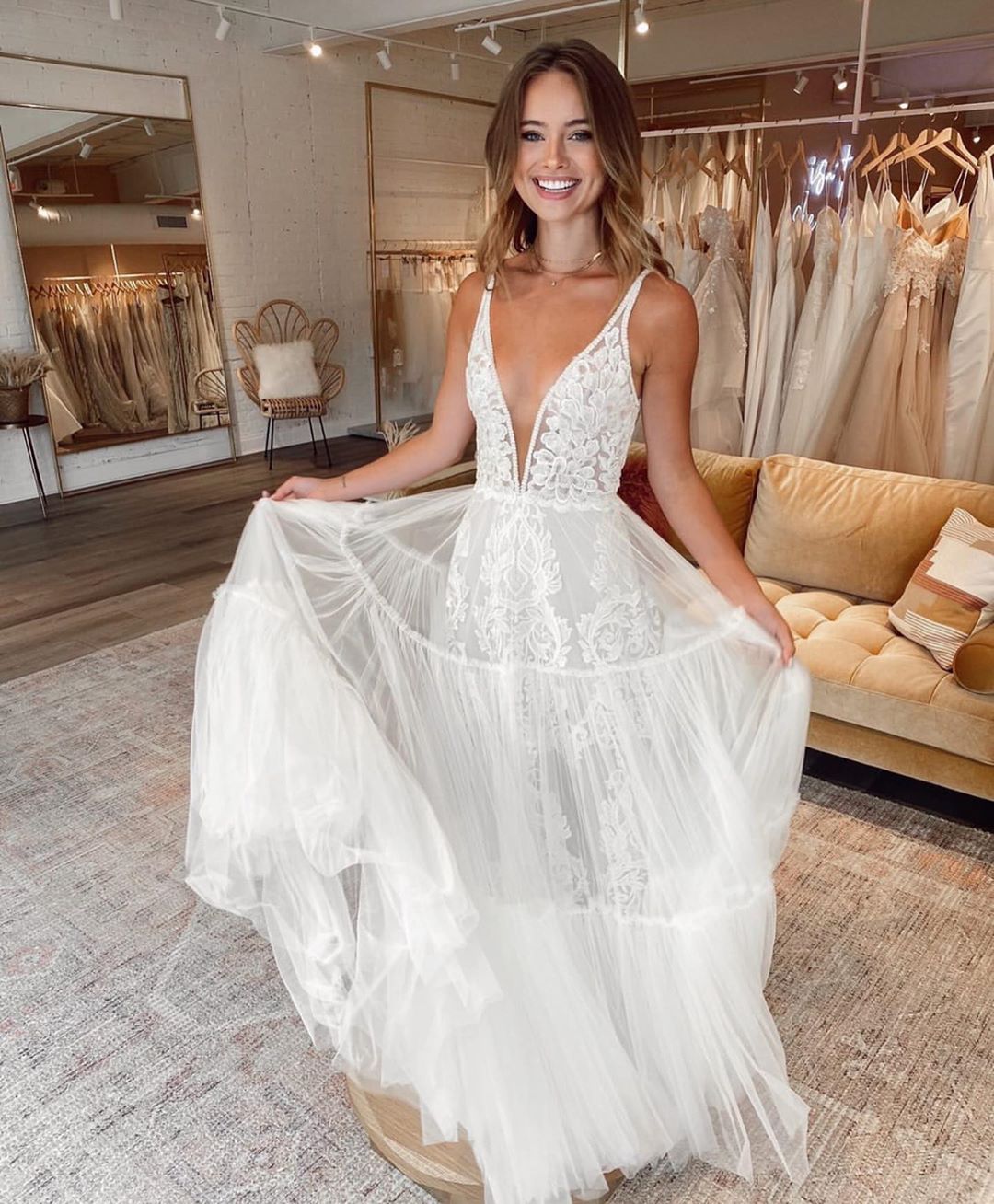 Sexy A-line Spaghetti Straps Beach Wedding Dress Tulle V-neck Pleated Bridal Gowns On Sale