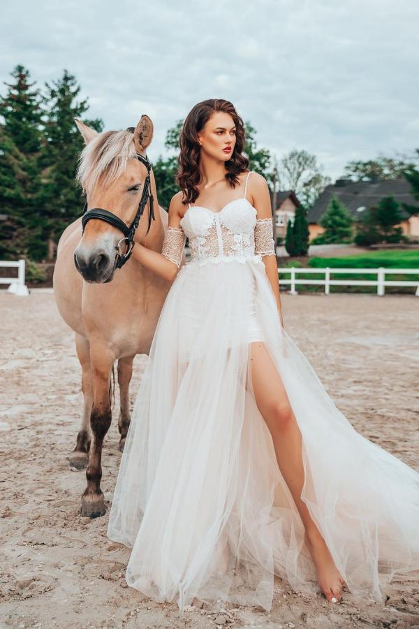 Sexy Spaghetti Straps Tulle Lace White Beach A-Line Beach Wedding Dresses