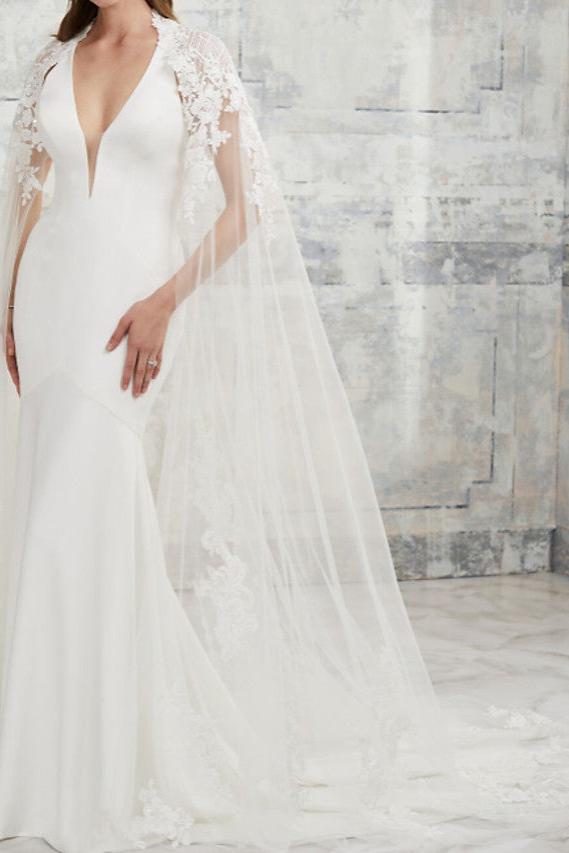 Sexy Two Piece Mermaid Beach Wedding Dress V-neck Lace Satin Short Sleeve Simple Bridal Gowns with Court Train