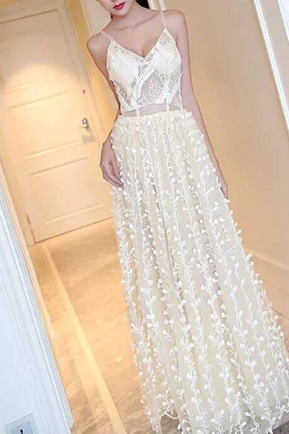 Simple A-Line Beach Wedding Dresses V-Neck Lace Tulle Casual Beach Plus Size Bridal Gowns with Sweep Train