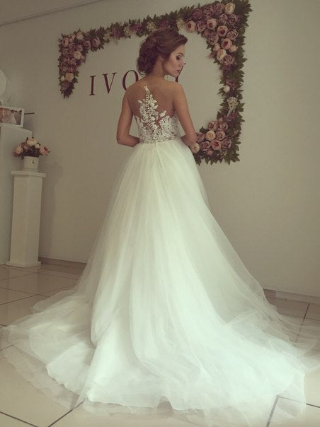 Sleeveless Lace Applique  A-Line Bridal Gowns Button Tulle Long Wedding Dress