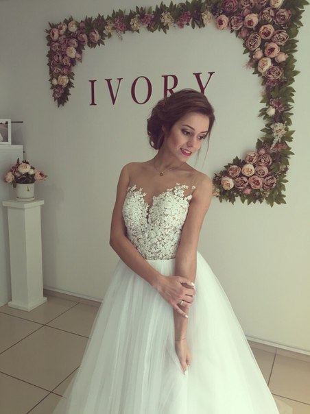 Sleeveless Lace Applique  A-Line Bridal Gowns Button Tulle Long Wedding Dress