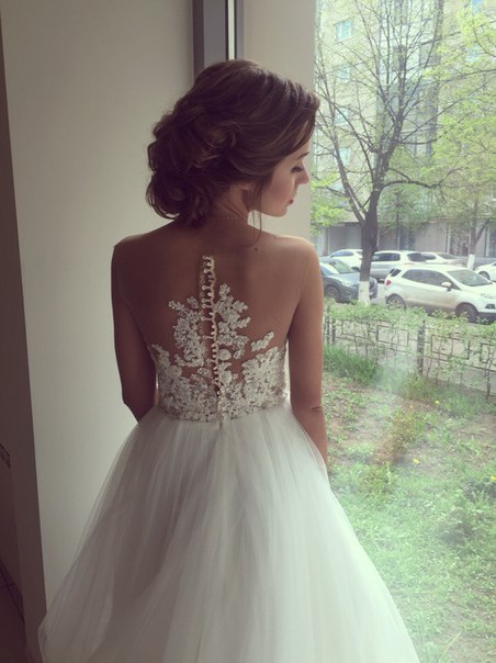 Sleeveless Lace Applique  A-Line Bridal Gowns Button Tulle Long Wedding Dress