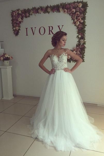 Sleeveless Lace Applique  A-Line Bridal Gowns Button Tulle Long Wedding Dress