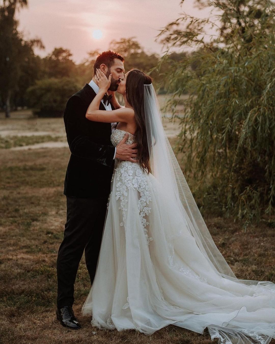 Strapless Sweetheart A-Line Court Train Appliques Lace Beach Wedding Dresses
