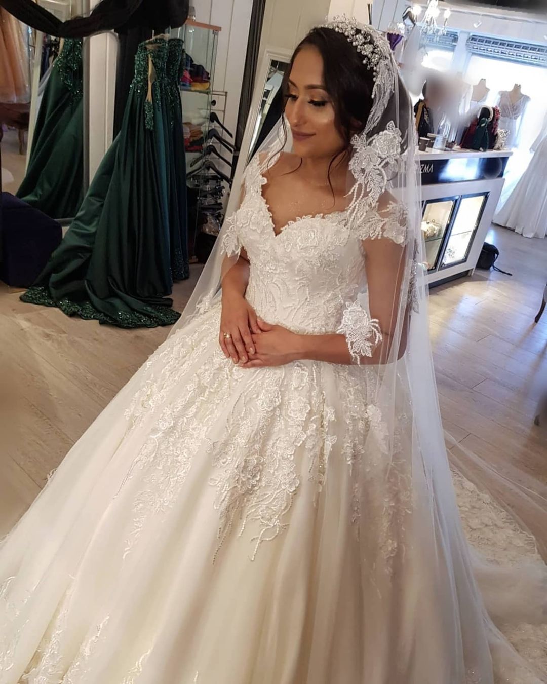 Stunning Off Shoulder V-Neck Tulle Lace Appliques Wedding Dress Aline Bridal Dress