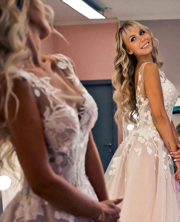Stylish V-Neck A-line Beach Wedding Dress Tulle Floral Lace Sleeveless Beach Bridal Dress