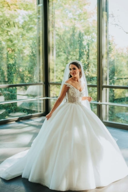 Suzhoufashion Vintage Princess V-neck Sleeveless Lace Wedding Dresses Off-the-shoulder