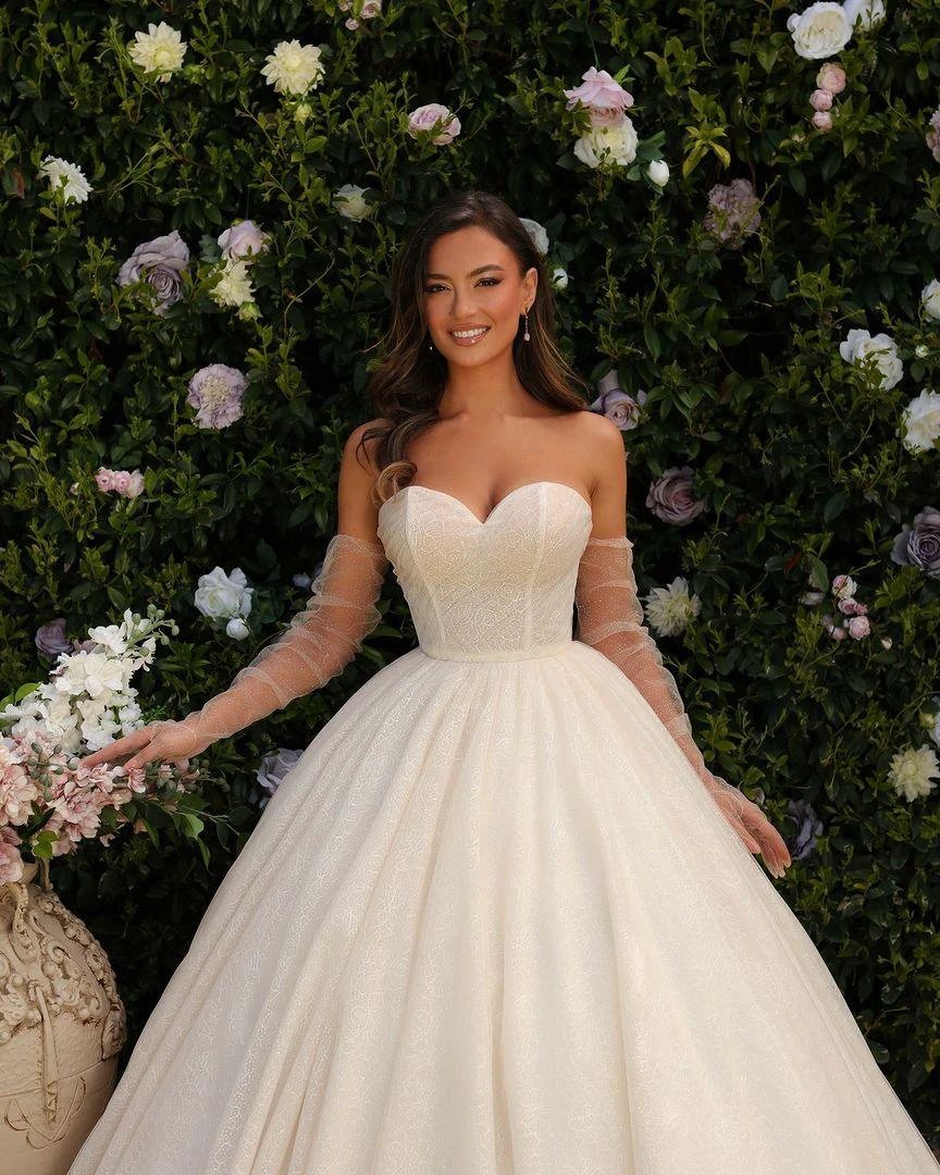 Sweetheart Long A-line Princess Glitter Sleeveless Lace Wedding Dress With Train (ZD15658)